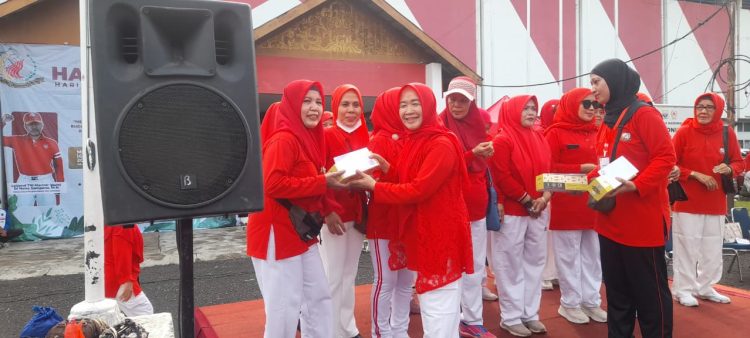 Ketua TP PKK Provinsi Jambi sekaligus Penasehat STI Jambi, Hesti Haris, bersama peserta mengikuti senam massal pada peringatan Hari Senam Tera Indonesia (HATERI) ke-40 di pelataran KONI Kota Jambi, Minggu (16/11/2025). (Dok. Daus)
