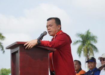 Gubernur Jambi Al Haris memberikan sambutan saat membuka Festival Olahraga Masyarakat Tradisional dan Kreasi Budaya KORMI Provinsi Jambi 2025 di Lapangan Kantor Gubernur Jambi, Minggu (16/11/2025). (Dok, Stepabnus)