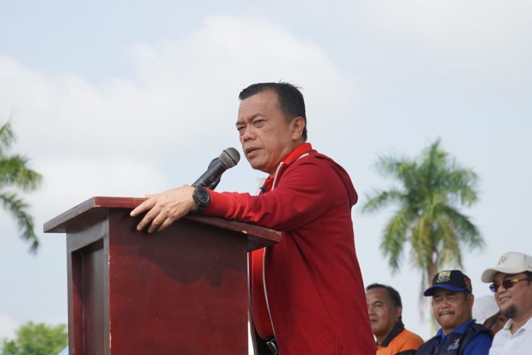 Gubernur Jambi Al Haris memberikan sambutan saat membuka Festival Olahraga Masyarakat Tradisional dan Kreasi Budaya KORMI Provinsi Jambi 2025 di Lapangan Kantor Gubernur Jambi, Minggu (16/11/2025). (Dok, Stepabnus)