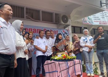 Romi Harianto poto bersama pengurus DPW PSI Jambi usai memotong tumpeng sebagai simbol rasa syukur atas usia ke-11 partai. (Dok. Stepanus)