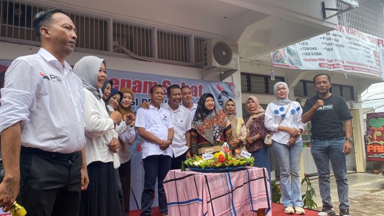 Romi Harianto poto bersama pengurus DPW PSI Jambi usai memotong tumpeng sebagai simbol rasa syukur atas usia ke-11 partai. (Dok. Stepanus)