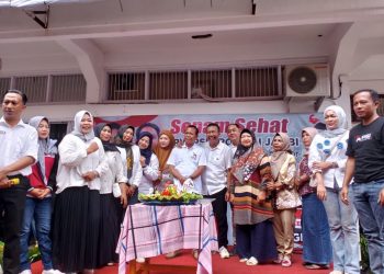 Romi Harianto poto bersama pengurus DPW PSI Jambi usai memotong tumpeng sebagai simbol rasa syukur atas usia ke-11 partai. (Dok. Stepanus)