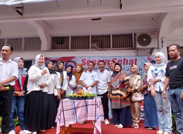 Romi Harianto poto bersama pengurus DPW PSI Jambi usai memotong tumpeng sebagai simbol rasa syukur atas usia ke-11 partai. (Dok. Stepanus)