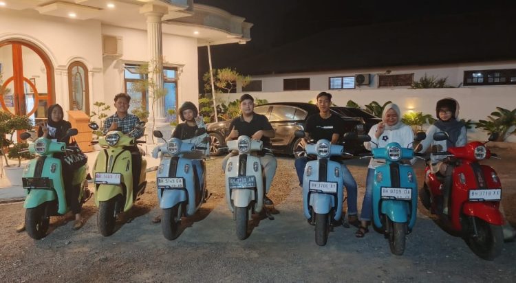 Para pengguna Yamaha Fazzio berpose bersama sebelum memulai aktivitas riding dalam ajang “Fazzio On The Street” di Kota Jambi. Minggu (16/11/2025). (Dok. Daus)