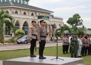 Kapolresta Jambi Kombes Pol Boy Sutan Binanga Siregar memimpin Apel Gelar Pasukan Operasi Zebra 2025 di Lapangan Hijau Polresta Jambi, Senin (17/11/2025). (Dok, Nahar)