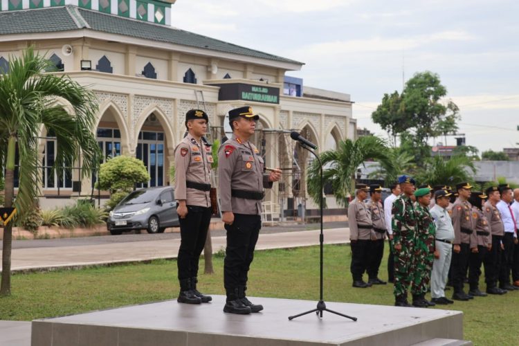 Kapolresta Jambi Kombes Pol Boy Sutan Binanga Siregar memimpin Apel Gelar Pasukan Operasi Zebra 2025 di Lapangan Hijau Polresta Jambi, Senin (17/11/2025). (Dok, Nahar)