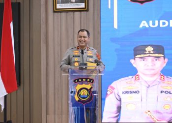 Wakapolda Jambi Brigjen Pol M. Mustaqim menyampaikan arahan dalam Taklimat Akhir Audit Kinerja Tahap II Tahun 2025 di Mapolda Jambi. di Aula Lantai 3 Gedung Siginjai Mapolda Jambi pada Senin (17/11/2025). (Dok, Humas)