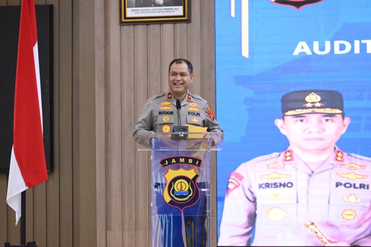 Wakapolda Jambi Brigjen Pol M. Mustaqim menyampaikan arahan dalam Taklimat Akhir Audit Kinerja Tahap II Tahun 2025 di Mapolda Jambi. di Aula Lantai 3 Gedung Siginjai Mapolda Jambi pada Senin (17/11/2025). (Dok, Humas)