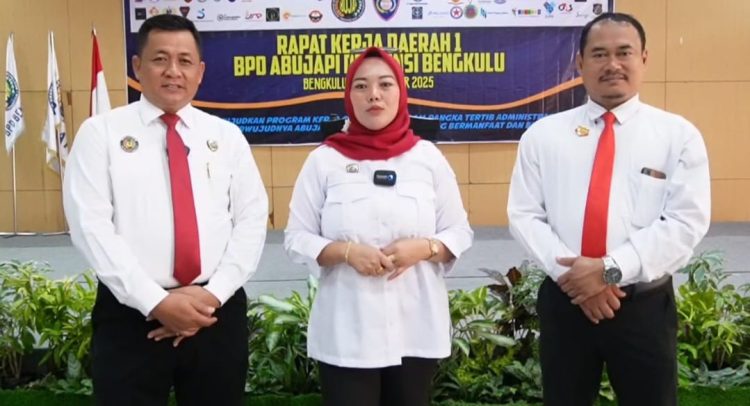 Ketua ABUJAPI Bengkulu Nilda Yuliarti poto bersama jajaran saat menghadiri Rakerda I periode 2023–2028 usai Rakerda I periode 2023–2028 di Grage Hotel Bengkulu, Senin (17/11/2025). (Dok. Yola)