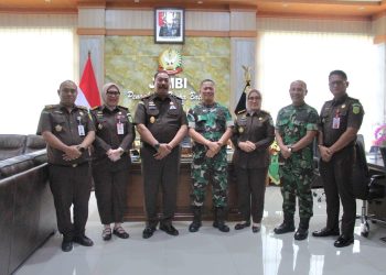 Foto bersama Danrem 042/Gapu dan rombongan Kejati Jambi dalam kunjungan audiensi, Senin (17/11/2025). (Dok,. (Penrem 042/Gapu)