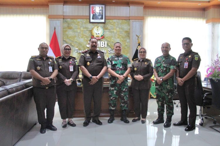 Foto bersama Danrem 042/Gapu dan rombongan Kejati Jambi dalam kunjungan audiensi, Senin (17/11/2025). (Dok,. (Penrem 042/Gapu)