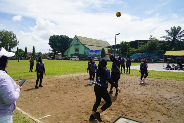 Peserta pertandingan bola voli putri berlaga pada rangkaian kegiatan HUT ke-66 Korem 042/Gapu di Makorem 042/Gapu, Jambi. (Dok, Nahar)