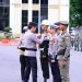Kapolda Jambi menyematkan tanda operasi kepada personel saat Apel Gelar Pasukan Operasi Zebra 2025 di Lapangan Hitam Mapolda Jambi, Senin (17/11/2025). (Dok. Nahar)
