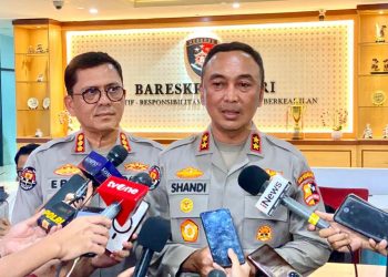 Kadivhumas Polri Kadiv Humas Polri Irjen Sandi Nugroho saat memberikan penjelasan kepada wartawan mengenai komposisi dan mekanisme penugasan personel Polri di kementerian dan lembaga negara dalam doorstop di Mabes Polri, Jakarta, Senin (17/11/2025). (Dok. Humas Polri)