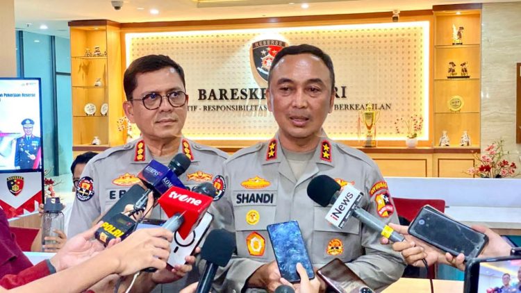 Kadivhumas Polri Kadiv Humas Polri Irjen Sandi Nugroho saat memberikan penjelasan kepada wartawan mengenai komposisi dan mekanisme penugasan personel Polri di kementerian dan lembaga negara dalam doorstop di Mabes Polri, Jakarta, Senin (17/11/2025). (Dok. Humas Polri)