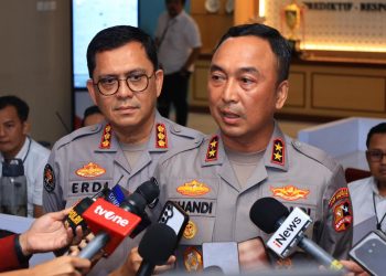 Kadivhumas Polri, Irjen Sandi Nugroho saat memberikan keterangan kepada wartawan mengenai tindak lanjut koordinasi lintas lembaga pasca putusan Mahkamah Konstitusi, di Mabes Polri, Jakarta, Senin (17/11/2025). (Dok. Humas Polri)