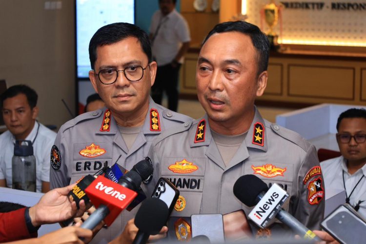 Kadivhumas Polri, Irjen Sandi Nugroho saat memberikan keterangan kepada wartawan mengenai tindak lanjut koordinasi lintas lembaga pasca putusan Mahkamah Konstitusi, di Mabes Polri, Jakarta, Senin (17/11/2025). (Dok. Humas Polri)