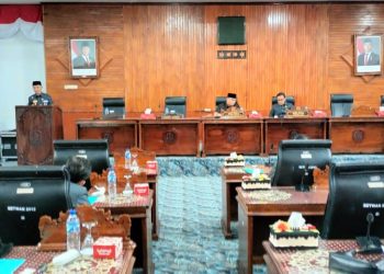 Suasana Rapat Paripurna DPRD Kabupaten Kaur saat penyampaian nota pengantar dua Raperda oleh Wakil Bupati Kaur, Senin (17/11/2025). (Dok. Supratman)