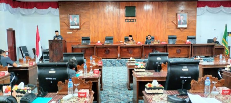 Suasana Rapat Paripurna DPRD Kabupaten Kaur saat penyampaian nota pengantar dua Raperda oleh Wakil Bupati Kaur, Senin (17/11/2025). (Dok. Supratman)