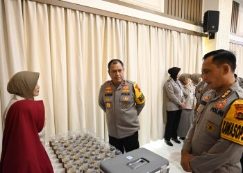Wakapolda Jambi Brigjen Pol M. Mustaqim meninjau stan UMKM peserta Pelatihan Keterampilan PNPP 2025 di Gedung Siginjai Polda Jambi, Selasa (18/11/2025). (Dok. Humas)