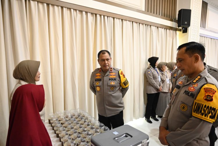 Wakapolda Jambi Brigjen Pol M. Mustaqim meninjau stan UMKM peserta Pelatihan Keterampilan PNPP 2025 di Gedung Siginjai Polda Jambi, Selasa (18/11/2025). (Dok. Humas)