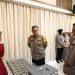 Wakapolda Jambi Brigjen Pol M. Mustaqim meninjau stan UMKM peserta Pelatihan Keterampilan PNPP 2025 di Gedung Siginjai Polda Jambi, Selasa (18/11/2025). (Dok. Humas)