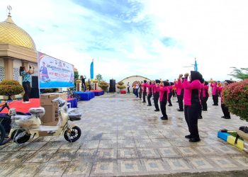 Personel Ditpolairud Polda Jambi dan perwakilan instansi maritim mengikuti senam bersama dalam rangka HUT ke-75 Polairud di halaman Kantor Ditpolairud Polda Jambi, Selasa (18/11/2025),(Dok. Nahar)