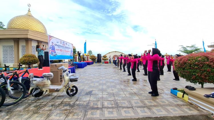 Personel Ditpolairud Polda Jambi dan perwakilan instansi maritim mengikuti senam bersama dalam rangka HUT ke-75 Polairud di halaman Kantor Ditpolairud Polda Jambi, Selasa (18/11/2025),(Dok. Nahar)