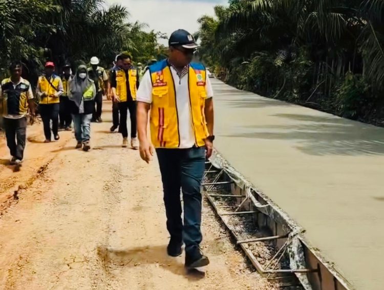 Kepala BPJN Jambi bersama tim teknis meninjau progres pengecoran ruas Jalan IJD Rantau Kapas Mudo–Pasar Terusan Seksi 2 untuk memastikan kualitas dan ketepatan pelaksanaan di lapangan. (Dok. Humas)