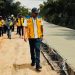 Kepala BPJN Jambi bersama tim teknis meninjau progres pengecoran ruas Jalan IJD Rantau Kapas Mudo–Pasar Terusan Seksi 2 untuk memastikan kualitas dan ketepatan pelaksanaan di lapangan. (Dok. Humas)