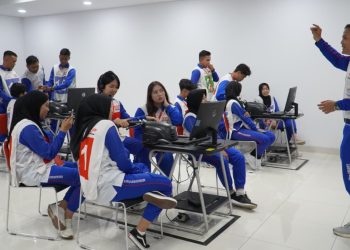 Para peserta Program Pejuang Muda Keselamatan Jalan Indonesia mengikuti pelatihan safety riding yang dipandu instruktur Honda di AHM Safety Riding Park, Cikarang, Jawa Barat. (Dok. Sinsen)