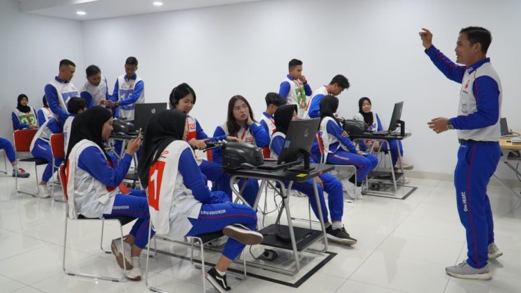 Para peserta Program Pejuang Muda Keselamatan Jalan Indonesia mengikuti pelatihan safety riding yang dipandu instruktur Honda di AHM Safety Riding Park, Cikarang, Jawa Barat. (Dok. Sinsen)