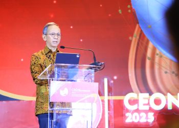 Ketua Dewan Komisioner Otoritas Jasa Keuangan (OJK) Mahendra Siregar menyampaikan arah kebijakan penguatan Pasar Modal Indonesia pada acara CEO Networking 2025 bertema “Managing Global Trade and Empowering Business Strategy” di Jakarta, Selasa (18/11/2025). (Dok. Humas OJK)