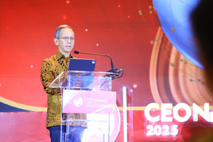 Ketua Dewan Komisioner Otoritas Jasa Keuangan (OJK) Mahendra Siregar menyampaikan arah kebijakan penguatan Pasar Modal Indonesia pada acara CEO Networking 2025 bertema “Managing Global Trade and Empowering Business Strategy” di Jakarta, Selasa (18/11/2025). (Dok. Humas OJK)