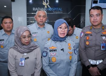 Plt. Direktur Utama Jasa Raharja Dewi Aryani Suzana memberikan keterangan pers saat menjenguk korban kecelakaan beruntun di Tol Cipali di RS Abdul Radjak Purwakarta, Selasa (18/11/2025). (Dok. Humas JR)