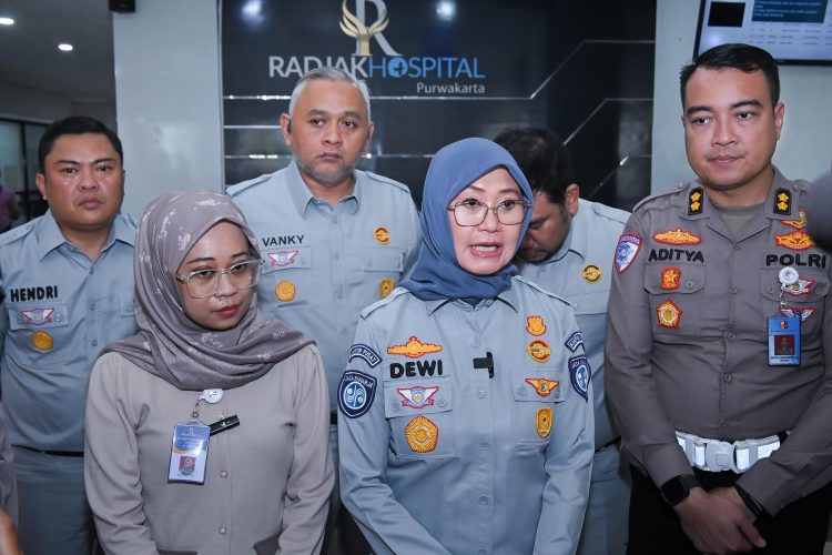 Plt. Direktur Utama Jasa Raharja Dewi Aryani Suzana memberikan keterangan pers saat menjenguk korban kecelakaan beruntun di Tol Cipali di RS Abdul Radjak Purwakarta, Selasa (18/11/2025). (Dok. Humas JR)