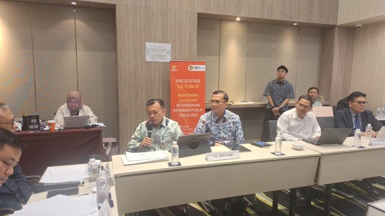 Gubernur Jambi Al Haris memaparkan strategi keterbukaan informasi publik pada Presentasi Uji Publik Monitoring dan Evaluasi (Monev) KIP 2025 yang digelar Komisi Informasi Pusat di Jakarta, Selasa (18/11/2025). (Dok. Erit - Kominfo)