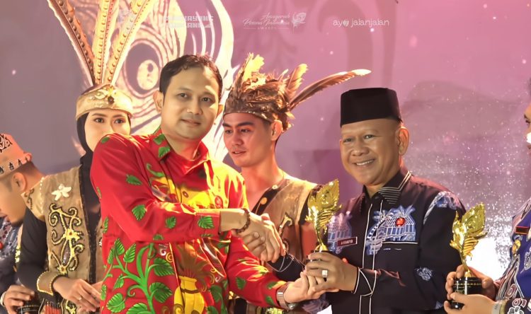 Wakil Bupati Merangin A. Khafid menerima penghargaan Anugerah Pesona Indonesia (API) Awards 2025 untuk kategori Destinasi Kreatif yang diraih Agrowisata Farenza Garden, disaksikan owner Satia Hadinata pada malam puncak API Awards di Bengkayang, Kalimantan Barat, Selasa (18/11/2025). (Dok. Farenza Garden)