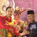 Wakil Bupati Merangin A. Khafid menerima penghargaan Anugerah Pesona Indonesia (API) Awards 2025 untuk kategori Destinasi Kreatif yang diraih Agrowisata Farenza Garden, disaksikan owner Satia Hadinata pada malam puncak API Awards di Bengkayang, Kalimantan Barat, Selasa (18/11/2025). (Dok. Farenza Garden)