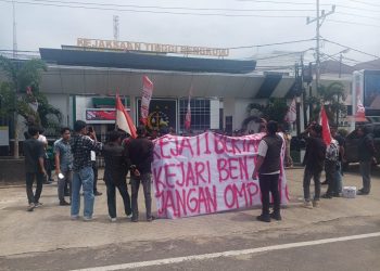 Sekitar 16 massa dari Aliansi Pemuda Indonesia (API) Provinsi Bengkulu menggelar aksi unjuk rasa di halaman Kejati Bengkulu, Jalan S. Parman, Rabu (19/11/2025). (Dok/yola)