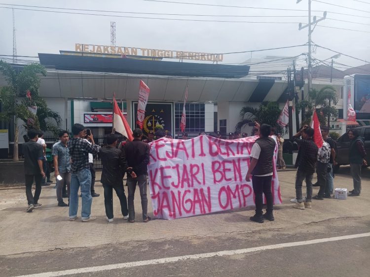 Sekitar 16 massa dari Aliansi Pemuda Indonesia (API) Provinsi Bengkulu menggelar aksi unjuk rasa di halaman Kejati Bengkulu, Jalan S. Parman, Rabu (19/11/2025). (Dok/yola)