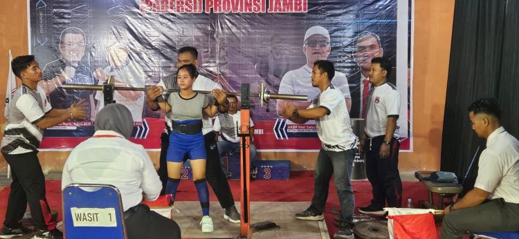 Seorang atlet putri Jambi bersiap melakukan angkatan dalam Kejuaraan Provinsi (Kejurprov) Angkat Berat 2025 di Gedung Angkat Berat dan Besi, Kota Baru, Kota Jambi, Rabu (19/11/2025). (Dok. Daus)