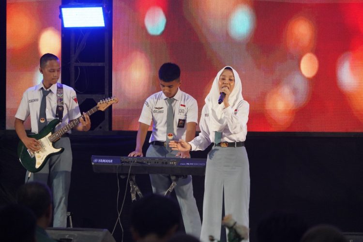Pelajar SMA se-Kota Jambi menampilkan kemampuan bermusik dalam Festival Band Pelajar HUT ke-66 Korem 042/Gapu di Balai Prajurit Makorem 042/Gapu, Rabu (19/11/2025). (Dok, Nahar)