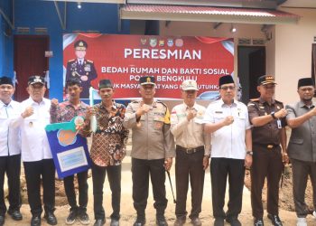 Kapolda Bengkulu Irjen Pol Mardiyono, bersama Forkopimda Seluma, serta jajaran pemerintahan daerah, foto bersama diacara Peresmian Bedah Rumah ke-61, Rabu (19/11/2025). (Dok.yola)