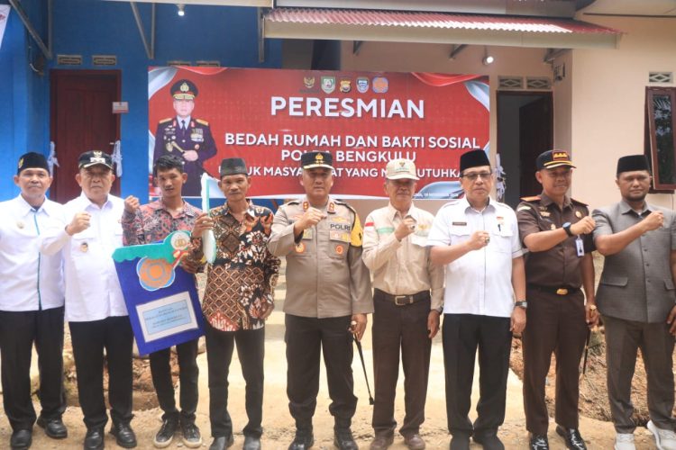 Kapolda Bengkulu Irjen Pol Mardiyono, bersama Forkopimda Seluma, serta jajaran pemerintahan daerah, foto bersama diacara Peresmian Bedah Rumah ke-61, Rabu (19/11/2025). (Dok.yola)