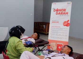 Petugas kesehatan membantu proses donor darah yang diikuti peserta program KOLABERAKSI 2025 di Bekasi, Jawa Barat. Aksi donor darah menjadi bagian dari rangkaian edukasi kesehatan remaja yang digagas AHM. (Dok. Sisnsen)