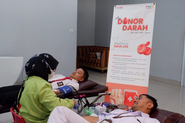 Petugas kesehatan membantu proses donor darah yang diikuti peserta program KOLABERAKSI 2025 di Bekasi, Jawa Barat. Aksi donor darah menjadi bagian dari rangkaian edukasi kesehatan remaja yang digagas AHM. (Dok. Sisnsen)