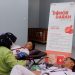 Petugas kesehatan membantu proses donor darah yang diikuti peserta program KOLABERAKSI 2025 di Bekasi, Jawa Barat. Aksi donor darah menjadi bagian dari rangkaian edukasi kesehatan remaja yang digagas AHM. (Dok. Sisnsen)