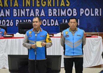 Wakapolda Jambi Brigjen Pol M. Mustaqim memberikan sambutan pada kegiatan Pakta Integritas dan Pengambilan Sumpah Penerimaan Bintara Brimob Polri T.A. 2025 di Aula Gedung Utama Polda Jambi, Rabu (19/11/2025). (Dok. Humas)