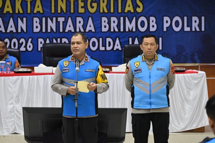 Wakapolda Jambi Brigjen Pol M. Mustaqim memberikan sambutan pada kegiatan Pakta Integritas dan Pengambilan Sumpah Penerimaan Bintara Brimob Polri T.A. 2025 di Aula Gedung Utama Polda Jambi, Rabu (19/11/2025). (Dok. Humas)